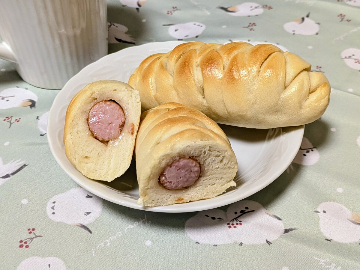 dooooomo0's tweet photo. ベーグル　ソーセージ入
編み込み難しいと思ったけどそれなりにできた
焼きたてのベーグルの美味しさにソーセージのジューシーさが合わさってめっちゃ美味しいです

#手作りパン 
#おうちカフェ
#ベーグル https://t.co/z5CHbjeEWc
