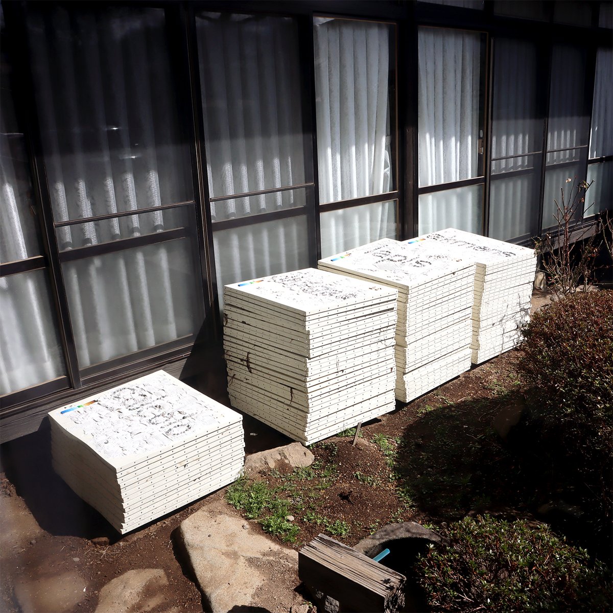 宮坂了作さんが野外インスタレーションに使用した作品を軒下で干していました。

乾かすのではなく、
作品を〝干す” 

極めて斬新。