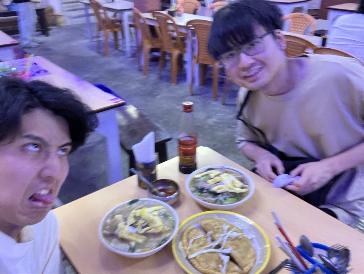 aokinoko200069's tweet photo. インド🇮🇳旅行の記憶
3/5 バラナシ3日目&amp;移動日
虚無日
・朝ヨガしようと思って明け方に会場行ったらもう終わってる
・北に3キロ移動しようとして船に乗ったら10キロ先の謎ガート漂着
・船のエンジン始動せず牽引開始
・リキシャーで行き先指定ミスる
・夜飯1時間待たされてる間に爆熱上がる https://t.co/GEAbFgvT48