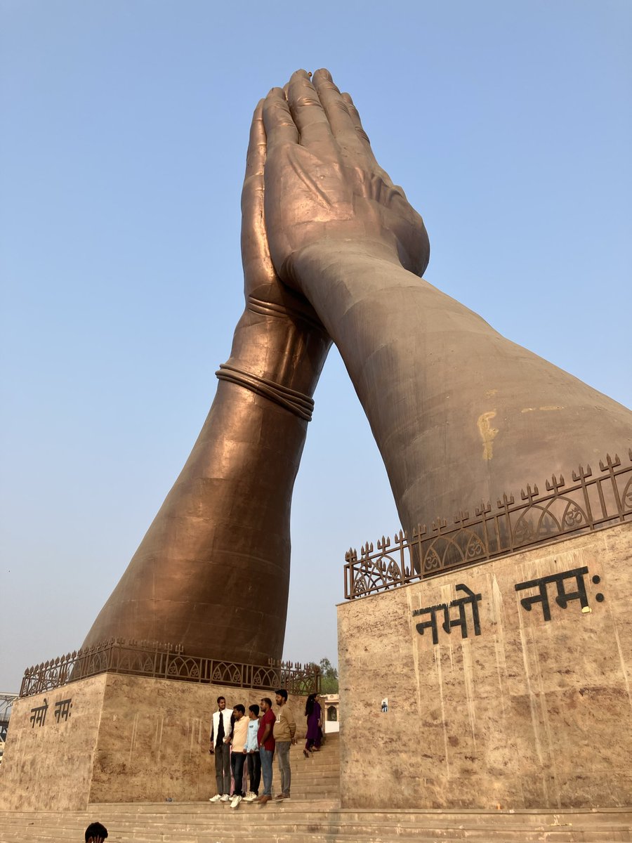 aokinoko200069's tweet photo. インド🇮🇳旅行の記憶
3/5 バラナシ3日目&amp;移動日
虚無日
・朝ヨガしようと思って明け方に会場行ったらもう終わってる
・北に3キロ移動しようとして船に乗ったら10キロ先の謎ガート漂着
・船のエンジン始動せず牽引開始
・リキシャーで行き先指定ミスる
・夜飯1時間待たされてる間に爆熱上がる https://t.co/GEAbFgvT48