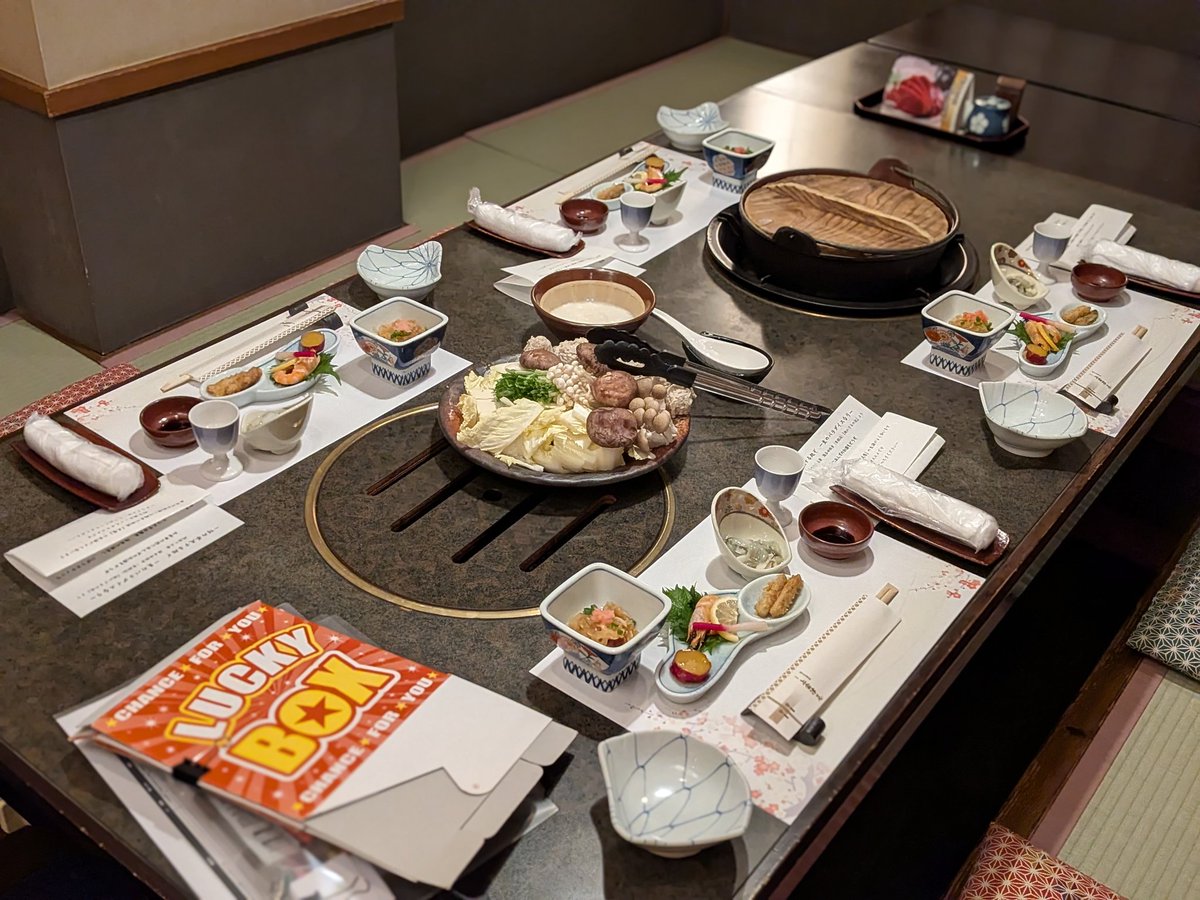 Huekata's tweet photo. 社員旅行1日目 夕食
鍋をメインに色々いただきました！
他にもご飯、味噌汁、漬物、刺身、デザート等出て美味しかった😋
夕食後は星を見に行き、温泉入って就寝zzZ
1日目終わり！
#社員旅行
#笛方の飯 https://t.co/J6KFNd40vX
