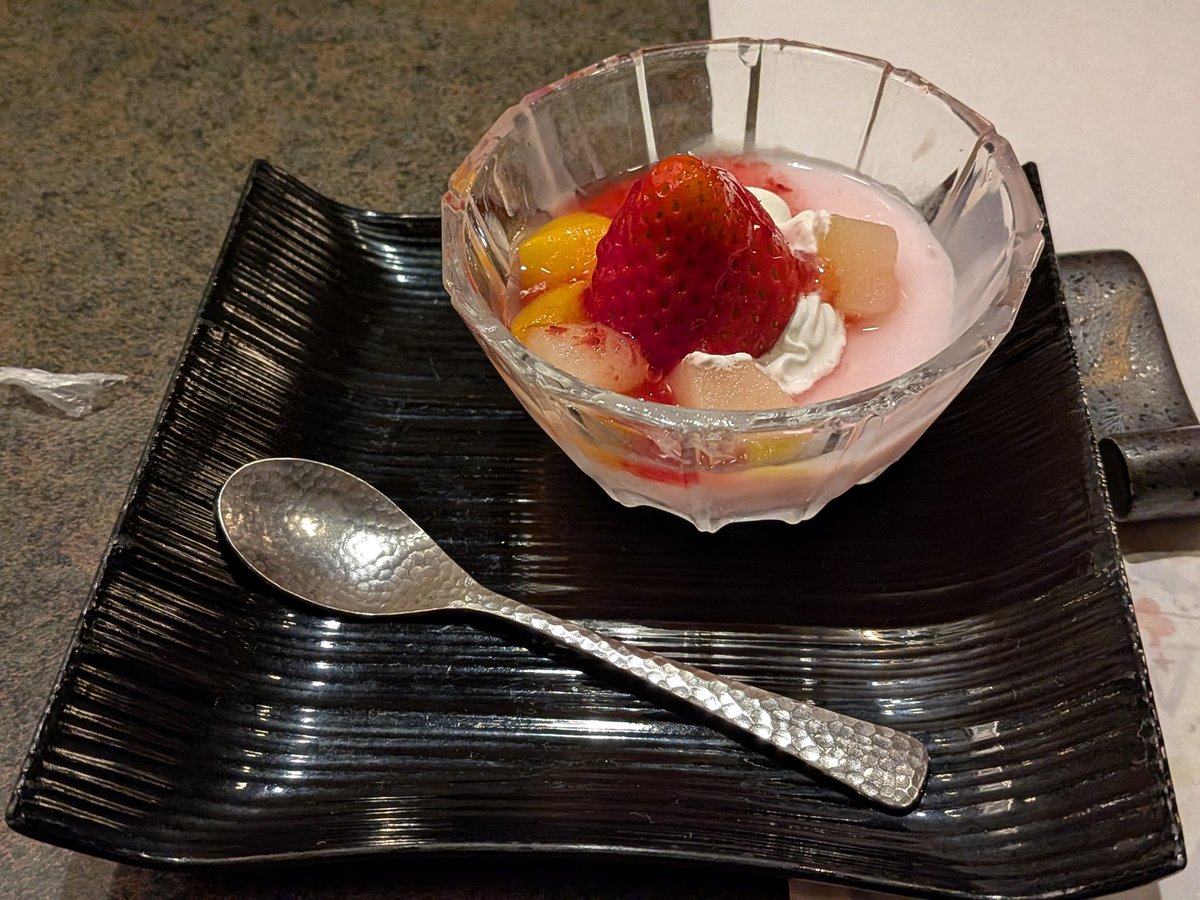 Huekata's tweet photo. 社員旅行1日目 夕食
鍋をメインに色々いただきました！
他にもご飯、味噌汁、漬物、刺身、デザート等出て美味しかった😋
夕食後は星を見に行き、温泉入って就寝zzZ
1日目終わり！
#社員旅行
#笛方の飯 https://t.co/J6KFNd40vX