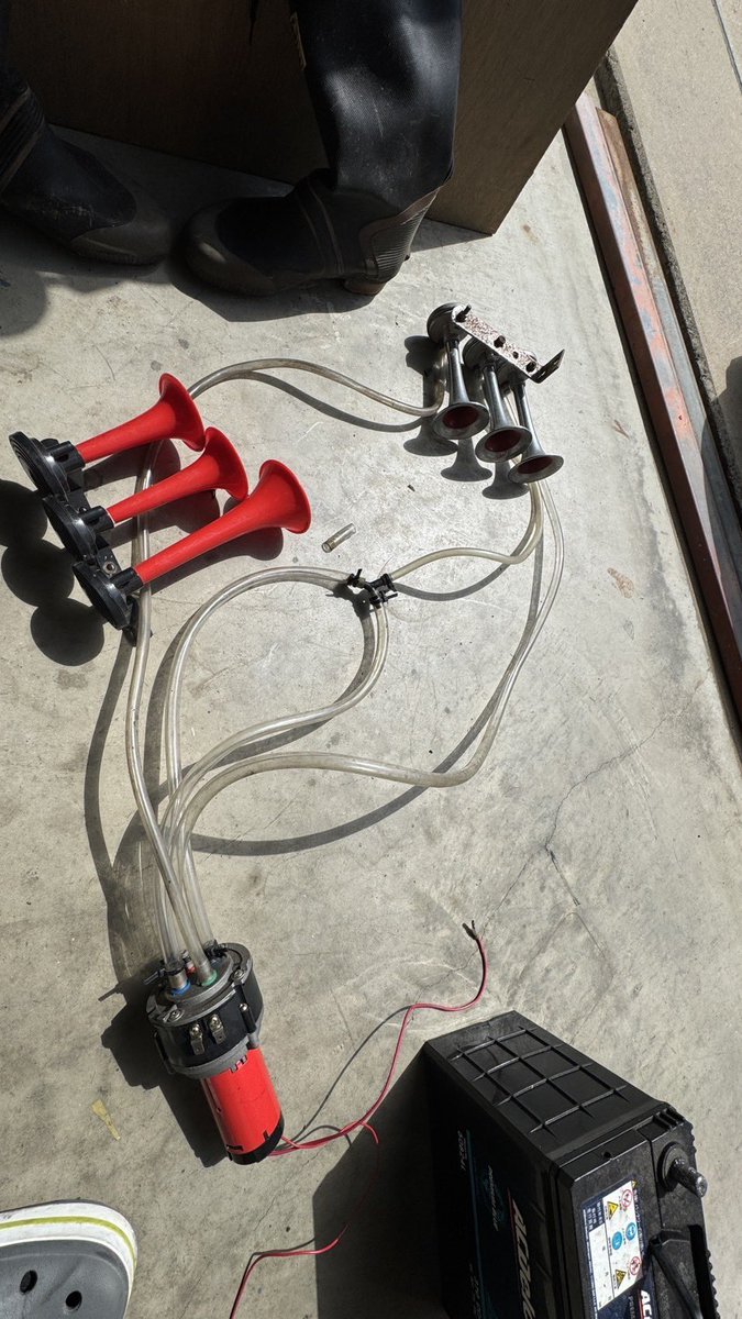 AE86LEVINGTAPEX's tweet photo. ジャンク品当時物ラッパ買ったのに家にあった3連コンプレッサー壊れてて滅！！！！ https://t.co/VfT3nMlnQA