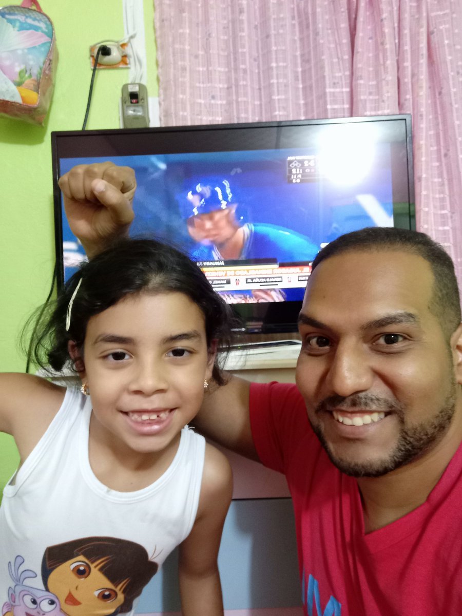 johnneriUF's tweet photo. Viviendo el sueño de ver Beisbol del Bueno con mi pequeña, saludos desde Tucacas - Falcon. Excelente Narracion y Comentarios #beisbolxteleven @Canal_Televen https://t.co/eytPqenadK