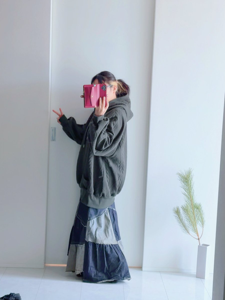 さて今日はユルっと。

すっぴんでも日焼け止めは塗らないと
シミができるのよ、
って昔のあたしに叩き込みたい…。

はー、、ペットショップで
お犬見てこよう。

#麗美服
#脱力系
#お化粧苦手界隈