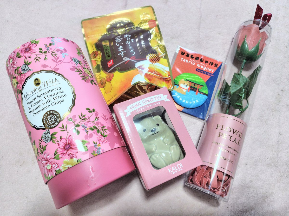 Matchan1107's tweet photo. 🍫WHITE　DAY🍭
ごいくんからホワイトデープレゼントを
もらったよ🥰💓
私のために選んでくれてありがとう🫶💓
広島のお土産で柴犬柄をうちの子みたいって
選んでくれたら僕のがないってもう一匹きた🤭 https://t.co/PEB5JbgQRl