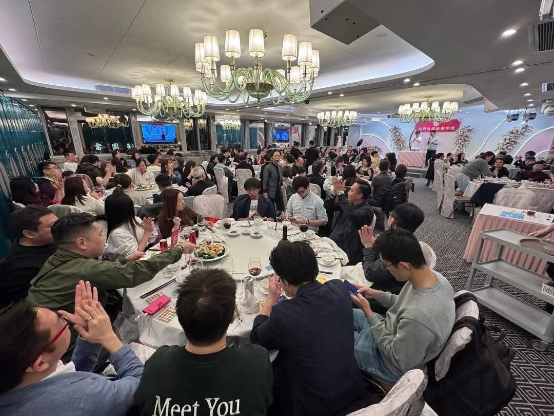 adolfyau's tweet photo. 《兔戲蘆叢開錦運，馬馳星野數藏機》

早前香港兔蘆術數學會，舉行丙午年春茗晚會，學生出席人數超過百人，人頭湧湧，熱鬧翻天

延開十席再加坐位，渡過一個喜氣歡騰的晚上，大家抽獎，玩小遊戲，派揮春，頒發證書書卷

是次活動，得以順利完成，謝謝不少同學協助 https://t.co/gpEqohJCta