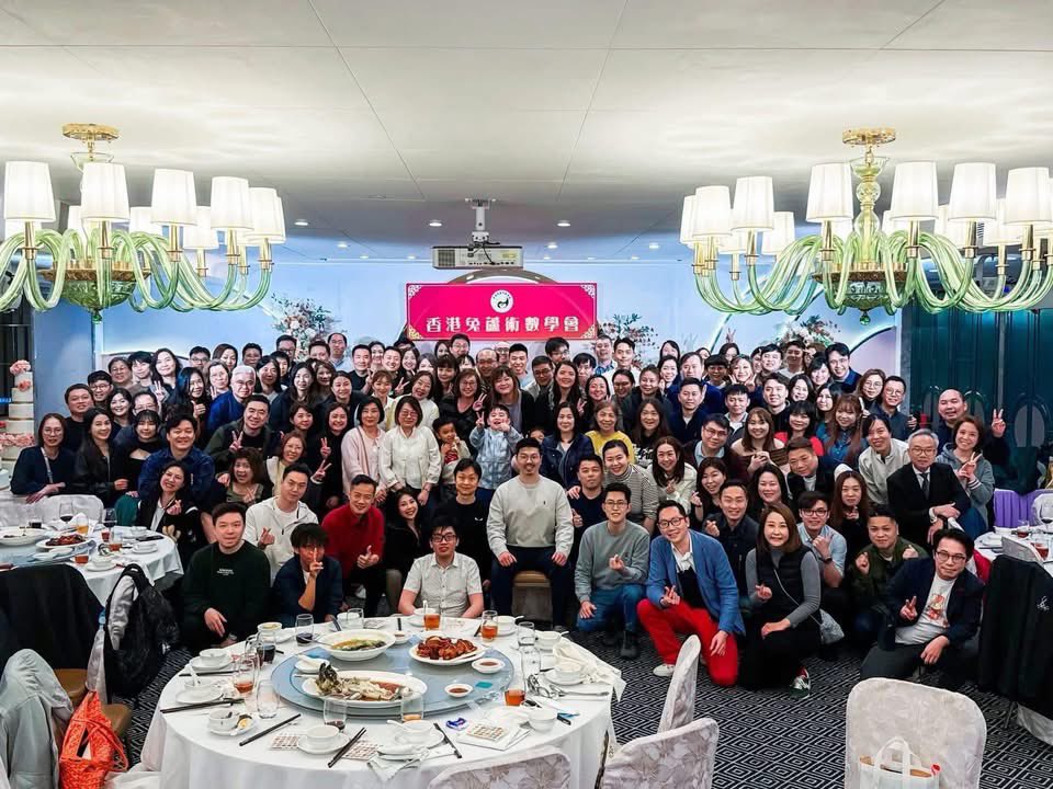 adolfyau's tweet photo. 《兔戲蘆叢開錦運，馬馳星野數藏機》

早前香港兔蘆術數學會，舉行丙午年春茗晚會，學生出席人數超過百人，人頭湧湧，熱鬧翻天

延開十席再加坐位，渡過一個喜氣歡騰的晚上，大家抽獎，玩小遊戲，派揮春，頒發證書書卷

是次活動，得以順利完成，謝謝不少同學協助 https://t.co/gpEqohJCta