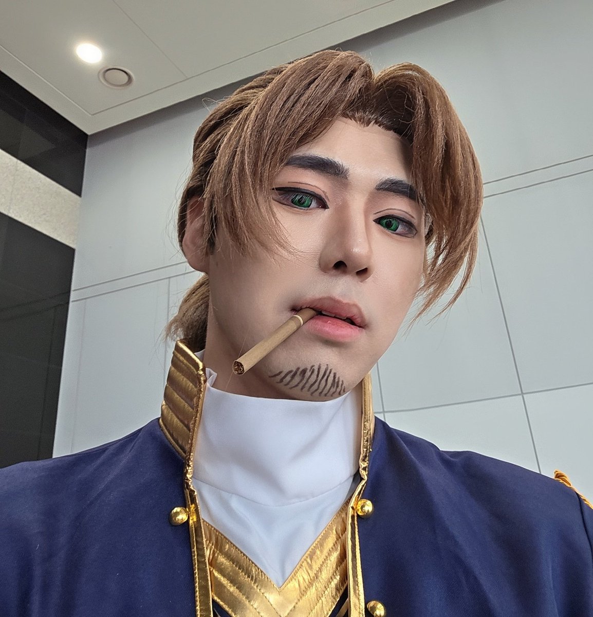 쌈배소품 입에물고 팀코랑 돌아다니는중