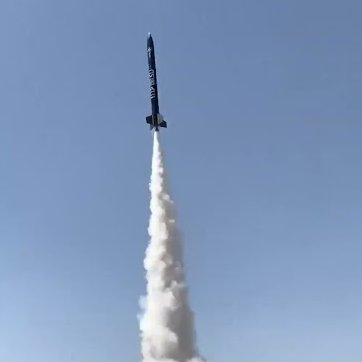 airnews_pune's tweet image. #Gujarat: गुजरातनं धोलेरा इथून राज्यातल्या पहिल्या छोट्या उपकक्षीय रॉकेटचं यशस्वी उड्डाण केलं.  🚀अहमदाबादच्या एका स्टार्टअपनं तयार केलेलं हे रॉकेट सुमारे तीन किलोमीटर उंचीपर्यंत हवामानाशी संबंधित माहिती गोळा करण्यासाठी एक मिनी-उपग्रह घेऊन गेलं.  #Dholera #RocketLaunch #ISRO