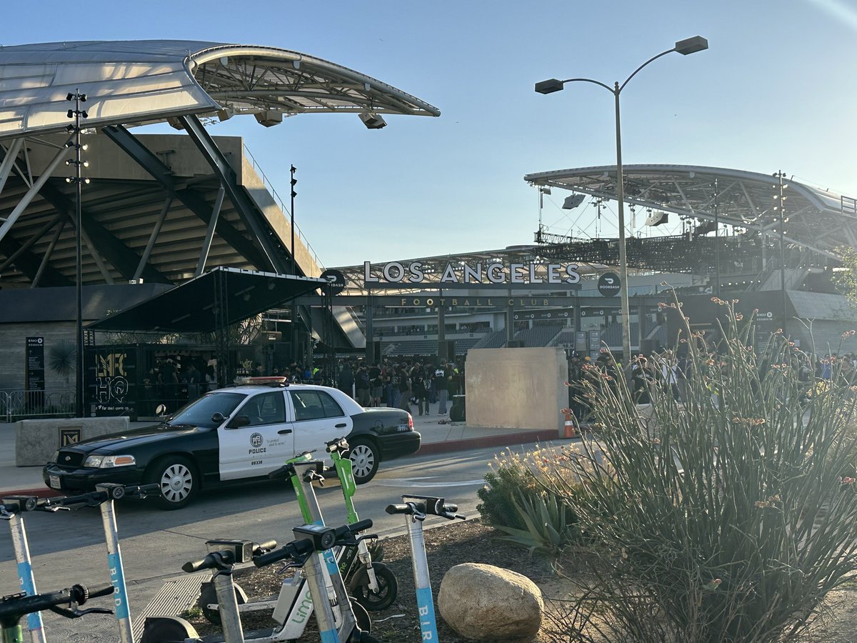 CoachLancaster's tweet photo. This place is unreal. What an atmosphere. Thoughtful moment of silence for Ilona Löwen. Extremely classy @LAFC. Respect. Let’s get some points @stlCITYsc!!! #AllForCITY #LFG https://t.co/u2Z7H01kh3
