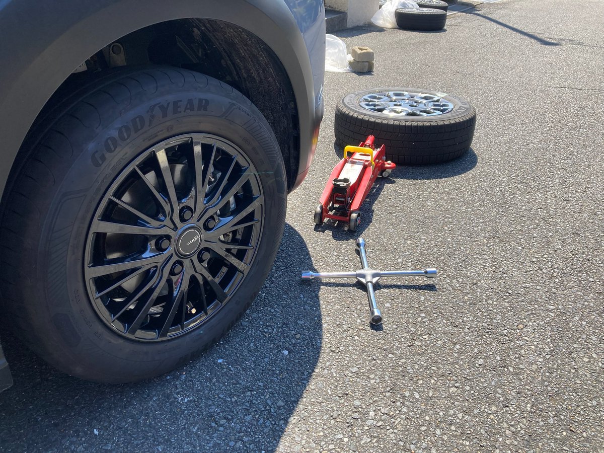 夏タイヤ交換、カムロードに比べると大分楽になった(^^)