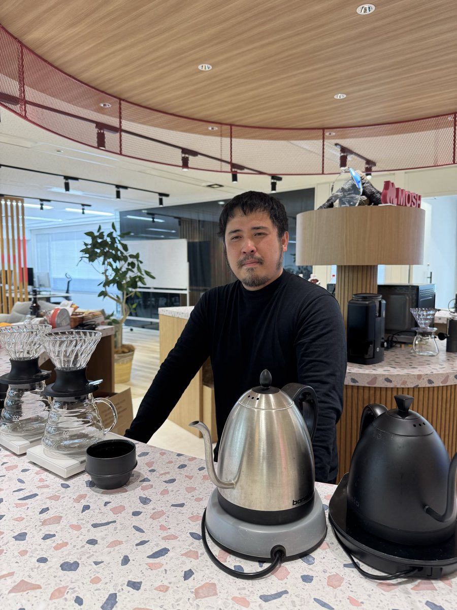 tech_world18's tweet photo. Base44とTECH WORLDでハッカソンワークショップイベントやってます。

MOSH株式会社様、株式会社PFU様にご協力いただき、素敵な会場でHHKB使いながらハッカソンしてます。

またBrewman Tokyoのバリスタ小野さんにも来ていただき本格的なドリップコーヒーもご提供しております。

@PFU_HHKB @MOSHinc_jp 

#base44tw