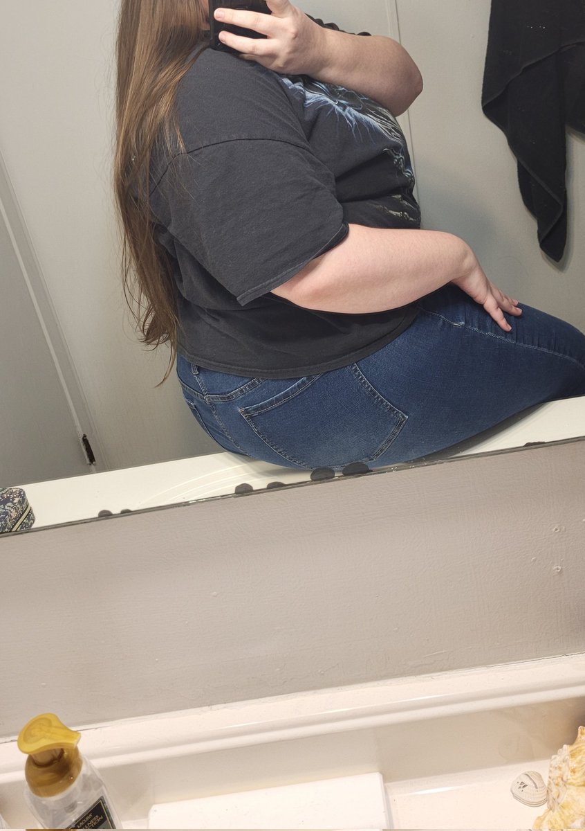 MissLee04's tweet photo. I feel like my hair is getting too long. Maybe it's time for a haircut? https://t.co/sTO8tstc7Z