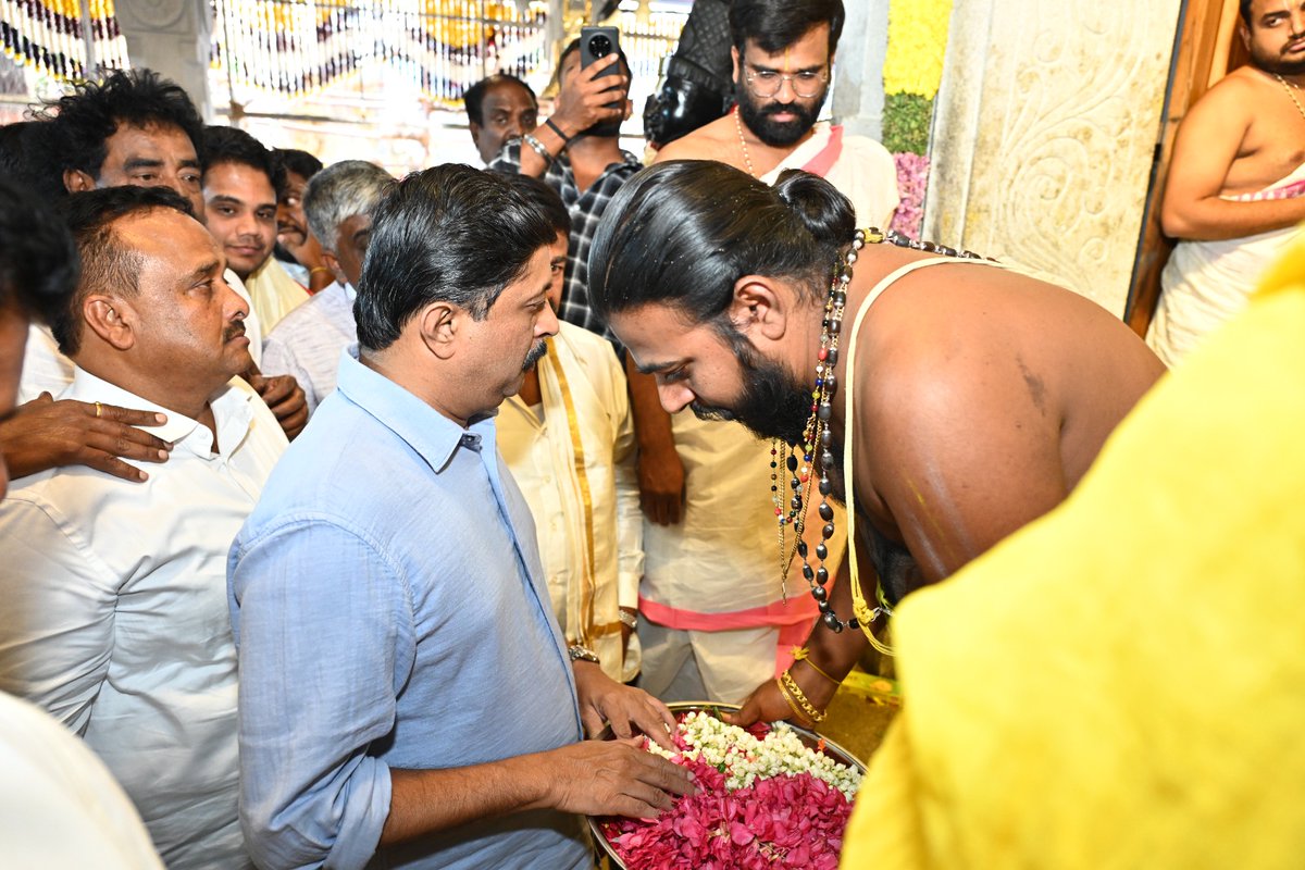 byrathi_suresh's tweet photo. Visited the sacred Sri Kaliyuga Deva Sri Venkateshwara Swamy Temple inauguration program at Manorayanapalya in my Hebbal constituency. Offered prayers to Lord Venkateshwara and sought blessings for the well-being, prosperity, and peace of our nation and its people. 🙏
#Govindaa https://t.co/oOY6chk8FG