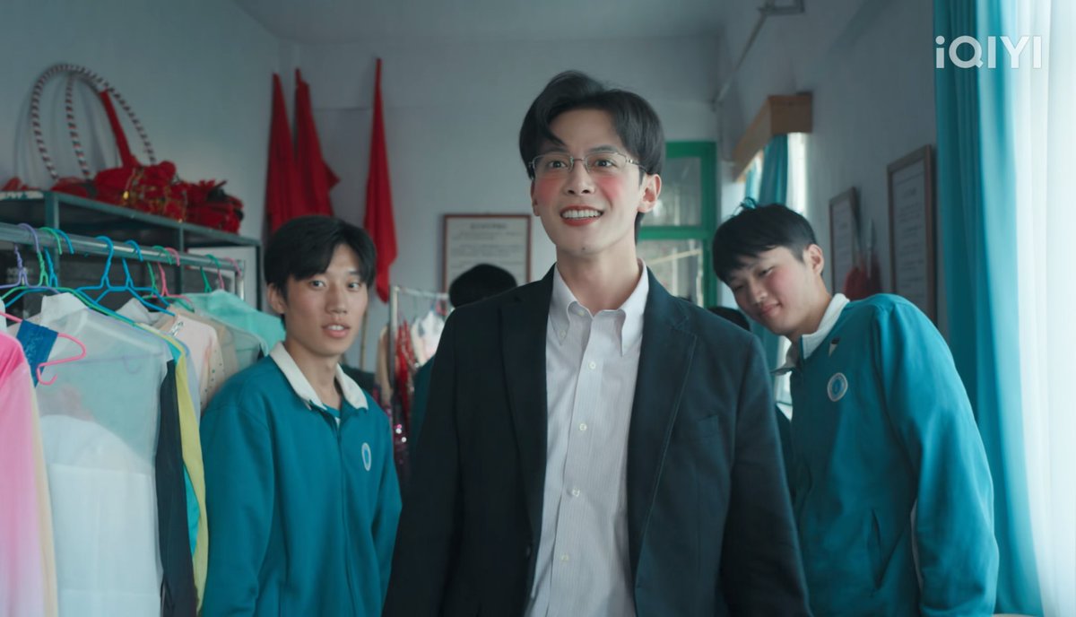 piqah_yazid's tweet photo. This is so funny why is Teacher Gao wearing blusher &amp; lipstick too 🤣🤣🤣

#WindDirection #迎风的青春 https://t.co/Tjbidw2I1h
