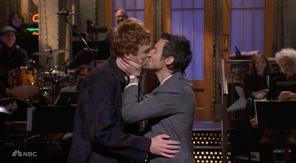 thesnlnetwork's tweet photo. Harry Styles gives Ben Marshall a kiss during his #SNL monologue https://t.co/GcFcUIo7Kn