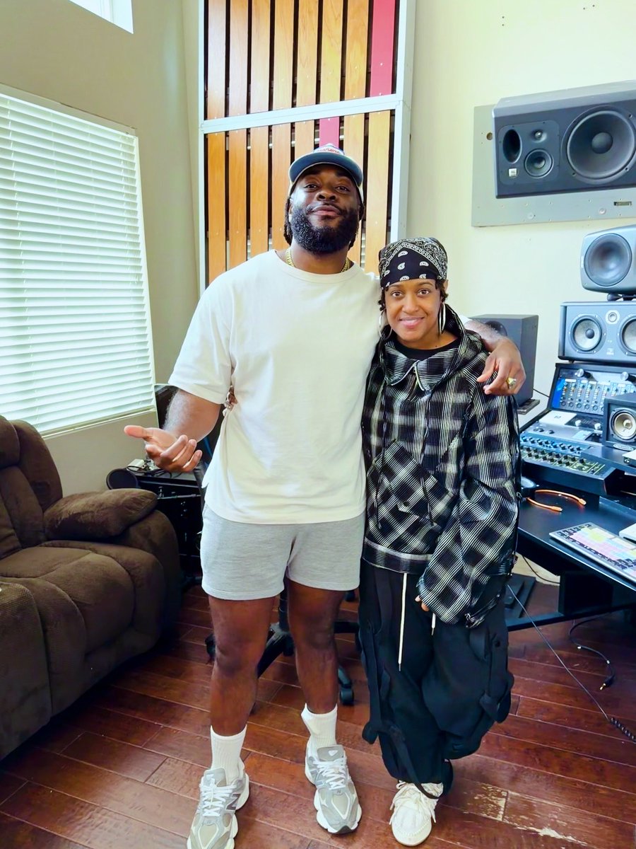 iamneither_'s tweet photo. Whipped up something absolutely legendary with Rapsody + George Clinton yesterday!

Shook. Still processing. Grateful 🥲🙏🏾💡🎯 https://t.co/LyczU8mSR3