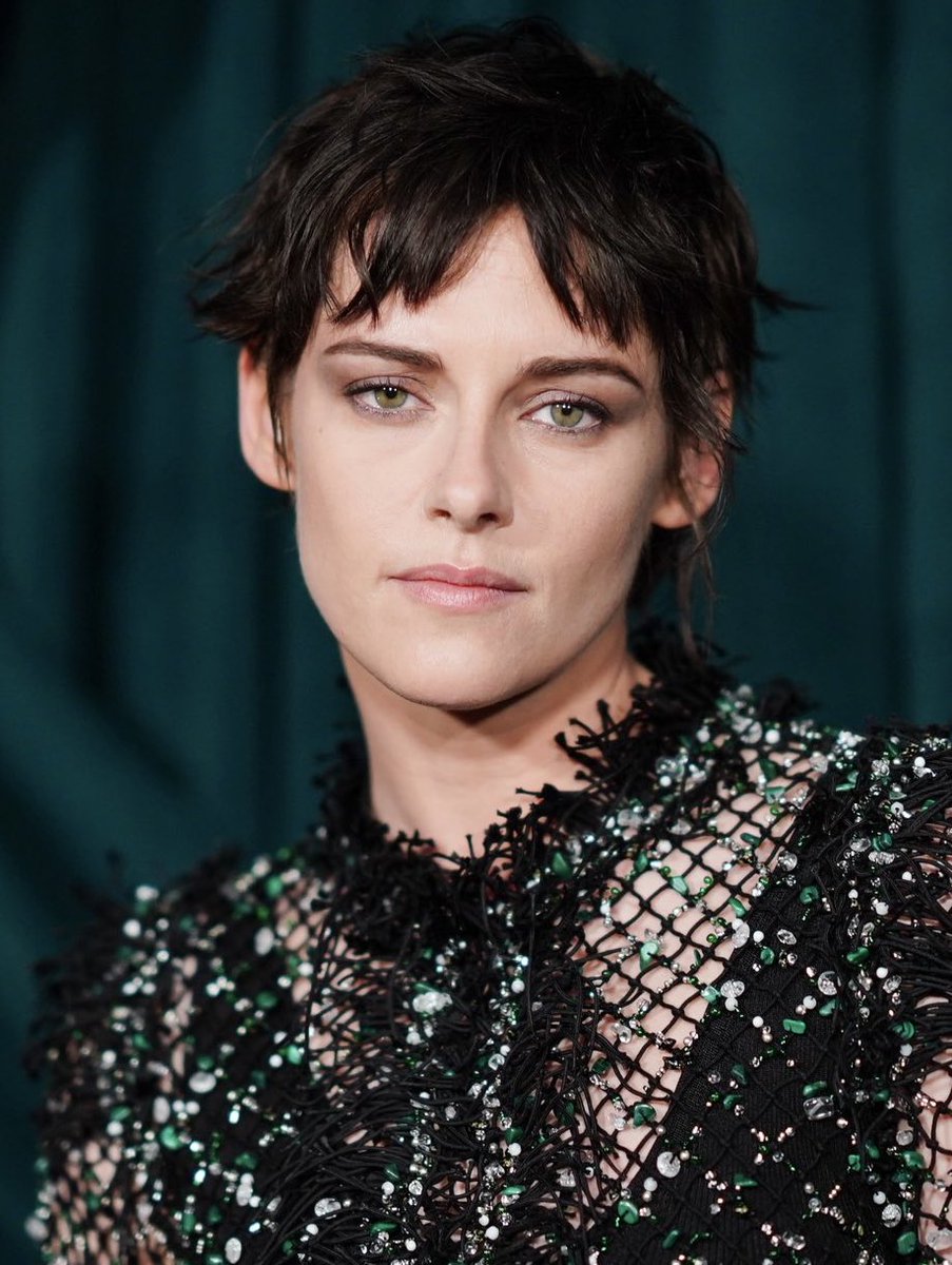 Mel452's tweet photo. 💚 Kristen Stewart at the @CHANEL x charles finch pre-oscar party 2026; that face, gorgeous 

and the details in the fit matching her eyes: https://t.co/x62xK7Vo2t