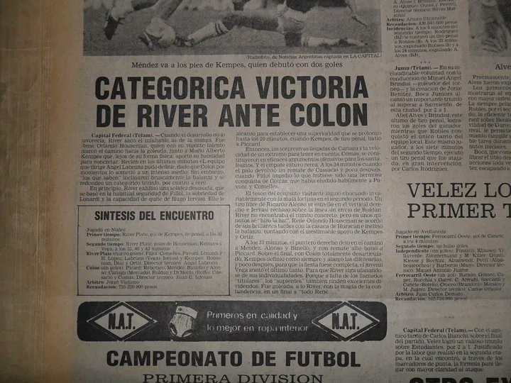viejocasale's tweet photo. El 15 de marzo de 1981 por la 4º fecha del Campeonato de 1º División, Mario #Kempes debutó y marcó sus primeros goles en River. Único gol de René #Houseman en River. #RiverPlate 4 v. #Colón 0.
https://t.co/NwZdvMZji4 https://t.co/bRPI1faVRS
