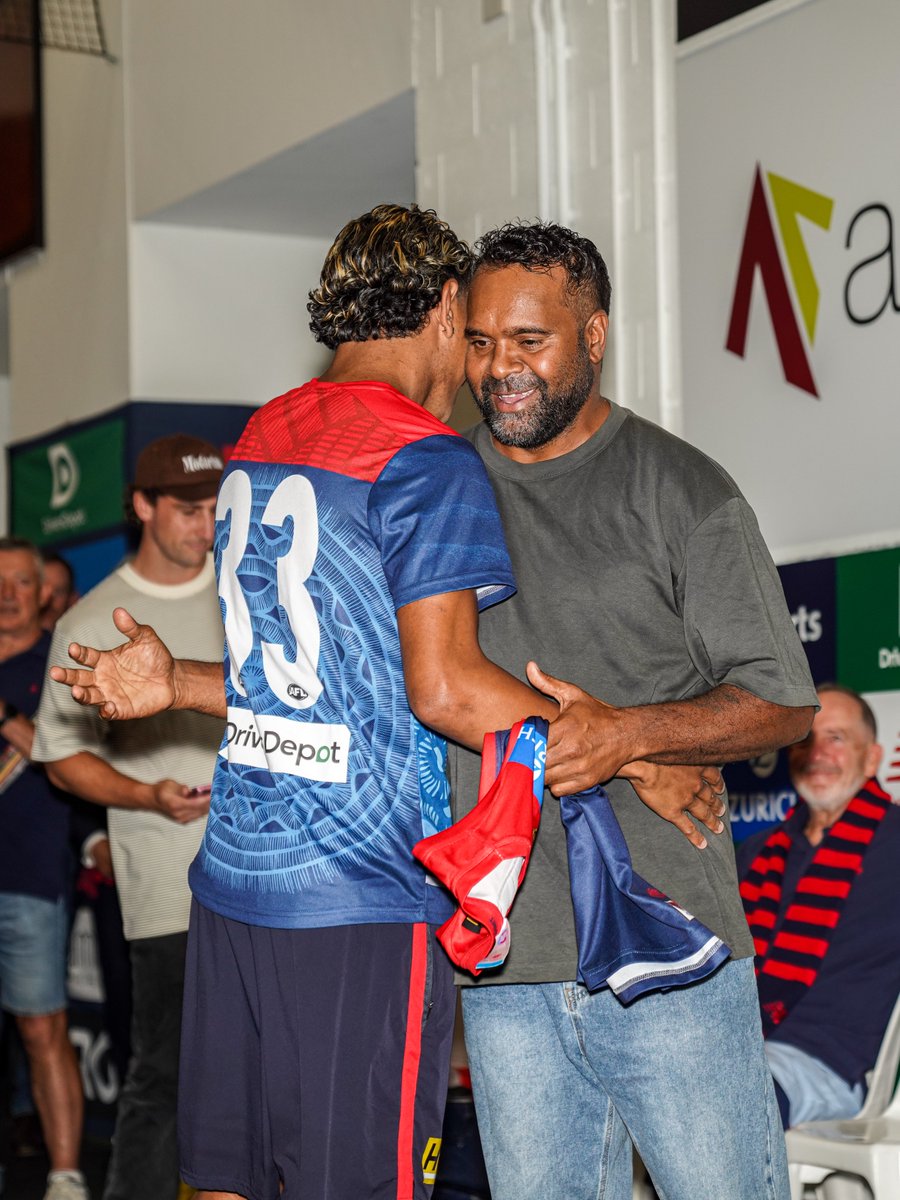 melbournefc's tweet photo. King Byron in the building 👑

#DemonSpirit | #AFLDees https://t.co/RhVTv8c7UJ