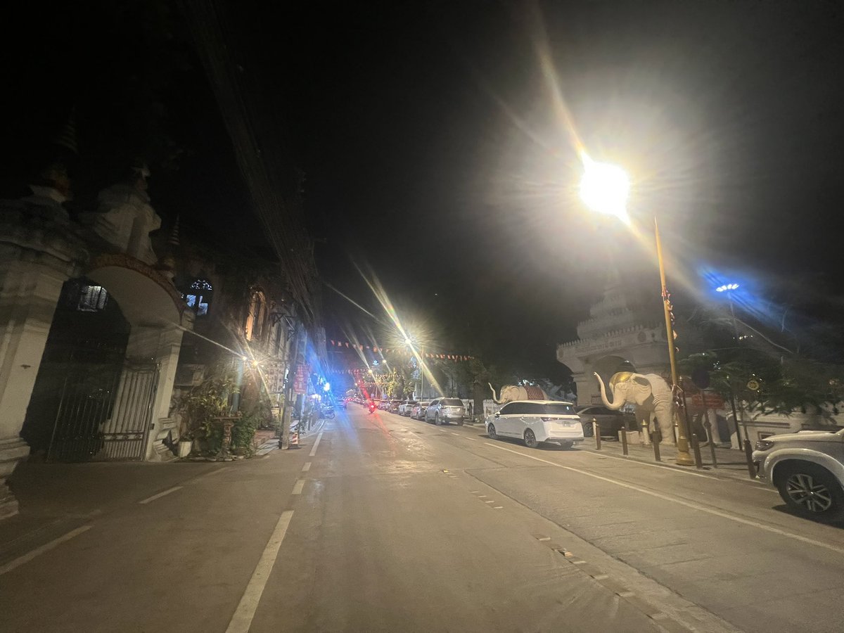 Mackqu's tweet photo. 在这座城市里，我常常看到一种强烈的对照：
一边是金碧辉煌的寺庙，香火缭绕，众人祈福；
一边是灯光暧昧的情色场所，人来人往，欲望流动。

再走不远，另一种对照又出现了：
一边是焚烧尸体的天台，火焰吞没肉身，尘归尘土归土；
一边却是庄严肃穆的佛寺金顶，在夕阳下闪耀着神圣的光。

很多人看到这些，会觉得矛盾，甚至荒诞。
但如果用道家的眼光去看，这一切反而再自然不过。

道家讲：阴阳相生，相反相成。

光明之所以被称为光明，是因为黑暗存在；
清净之所以显得清净，是因为尘世喧嚣。

寺庙代表“阳”——秩序、信仰、向上的精神。
情色场所代表“阴”——欲望、本能、生命的冲动。

火化的天台，是死亡的象征，是“阴极”。
而金碧辉煌的寺庙，是对来世与意义的寄托，是“阳极”。

但在道家的世界里，阴不是罪，阳也不是绝对的善。
它们只是宇宙运转的两面。

《道德经》说：
“有无相生，难易相成，长短相形，高下相倾。”

正因为有欲望，人们才会寻找超越欲望的道路；
正因为看见死亡，人们才会思考生命的意义。

寺庙与情色场所，看似对立，其实互为镜子。
火化的天台与金色的佛塔，看似矛盾，却共同指向同一个问题：
人从哪里来，又要到哪里去。

很多修行人想逃离欲望，躲��深山。
但道家却常说：大道不离人间。

阴阳不是要消灭一方，而是要看见它、理解它、平衡它。

当你站在城市的街道上，
左边是欲望，右边是信仰；
前方是生，远处是死。

那一刻，也许就能理解道家所说的那句话：

“万物负阴而抱阳，冲气以为和。”

人这一生，不过是在阴与阳之间行走。
看见两边，却不被任何一边完全吞没。

这，才是真道，而整天鼓吹真善美，表面看不到一点负能量的那片土地，蕴藏着巨大的邪恶红色高棉力量！