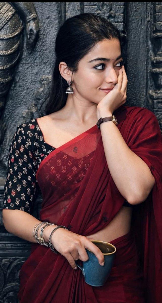 RM_Tamil_FC's tweet photo. Her Smile is her Logo.. 
Her Personality is her Business Card..
And the way she makes other feel is her Trademark ♥️
@iamRashmika 
#RashmikaMandanna https://t.co/6GwAlPpjsW