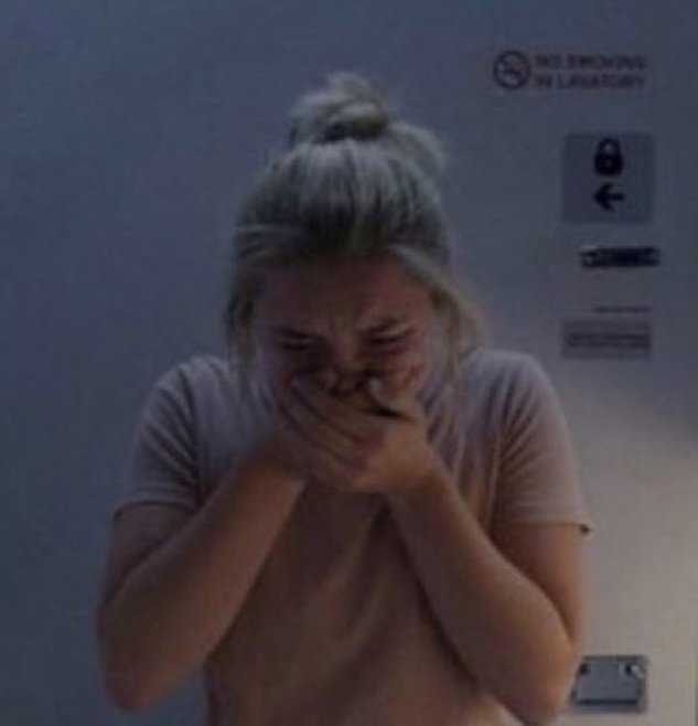 harry siempre que besa a un hombre lo sostiene de la cara, oh to be uno de ellos