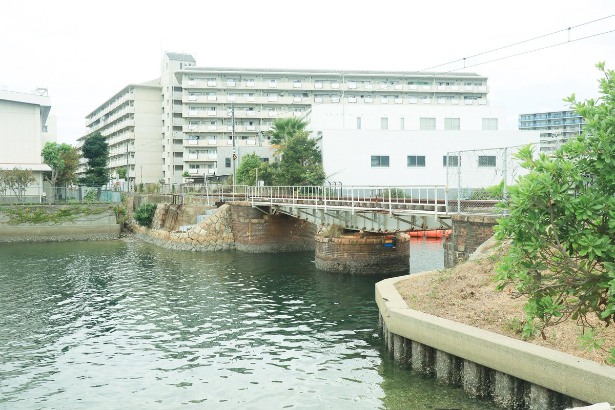 今回の会場の材木町広場はこんなところです☀️目の前を兵庫運河と和田岬線が通っています🚃すぐそばにカフェ「北の椅子と」さんがあり、当日は屋外で軽食をご用意くださいます(お店はお休みです)