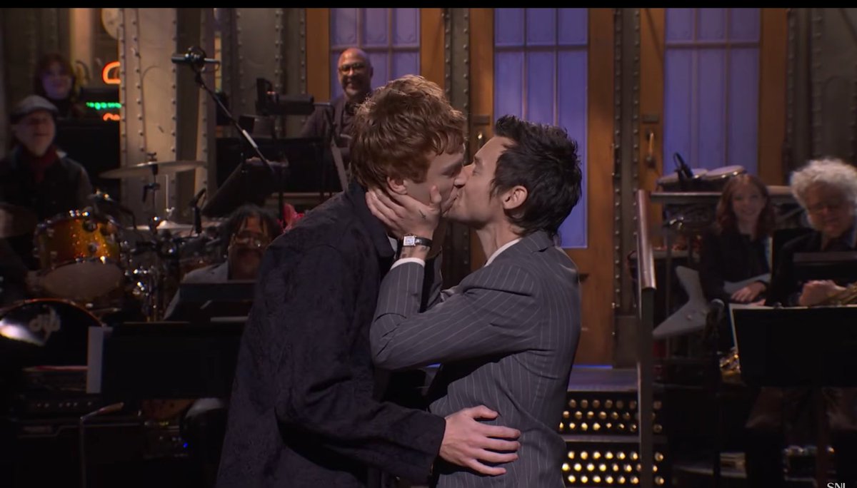 ZFRURNK DRUNK AND SHLWIGN YHIS TO THE ENTIRE BAR