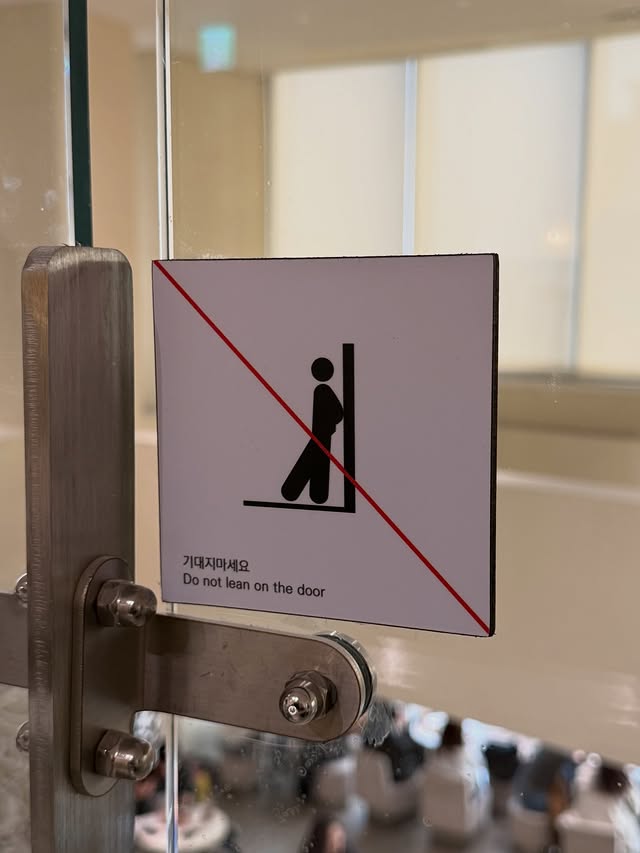 JaeeokArchive's tweet photo. lee_aeeo_ Instagram update 

 "기대지마세요 🚫
Do not lean on the door"

#이재억 #LEEJAEEOK #JAEEOK #BILLENNIUMBABY #AEEO https://t.co/8xzCmNHQ5H