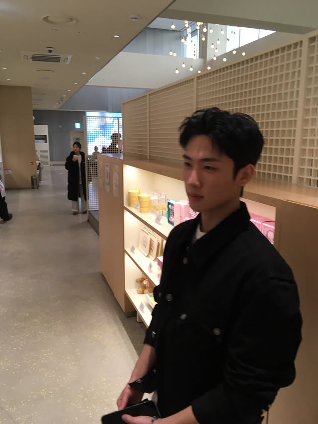 JaeeokArchive's tweet photo. lee_aeeo_ Instagram update 

 "기대지마세요 🚫
Do not lean on the door"

#이재억 #LEEJAEEOK #JAEEOK #BILLENNIUMBABY #AEEO https://t.co/KJcxtXfjSM