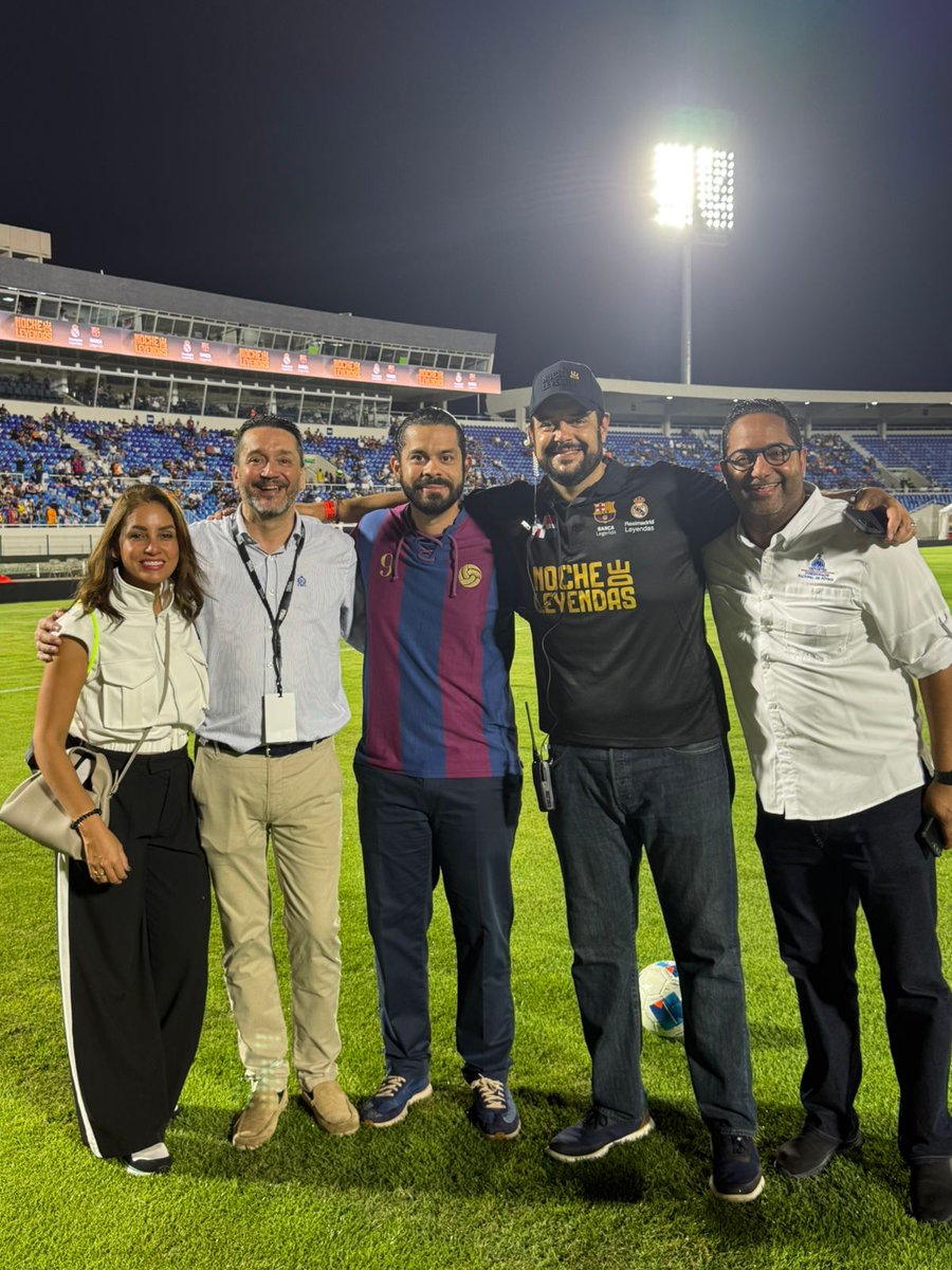 BennyMetz's tweet photo. Noche de Leyendas, 
Real Madrid Vs Barcelona FC

Durante 3 días recibimos a los jugadores emblemáticos de ambos equipos, donde jugaron, impartieron clínicas, firmaron autografos, compartieron con el público principalmente niños.

Nuestro país acogio a estas estrellas como suyos, donde miles se dieron cita al estadio. Un partido reñido que se disfrutó.

#EnRDSeViveElFútbol