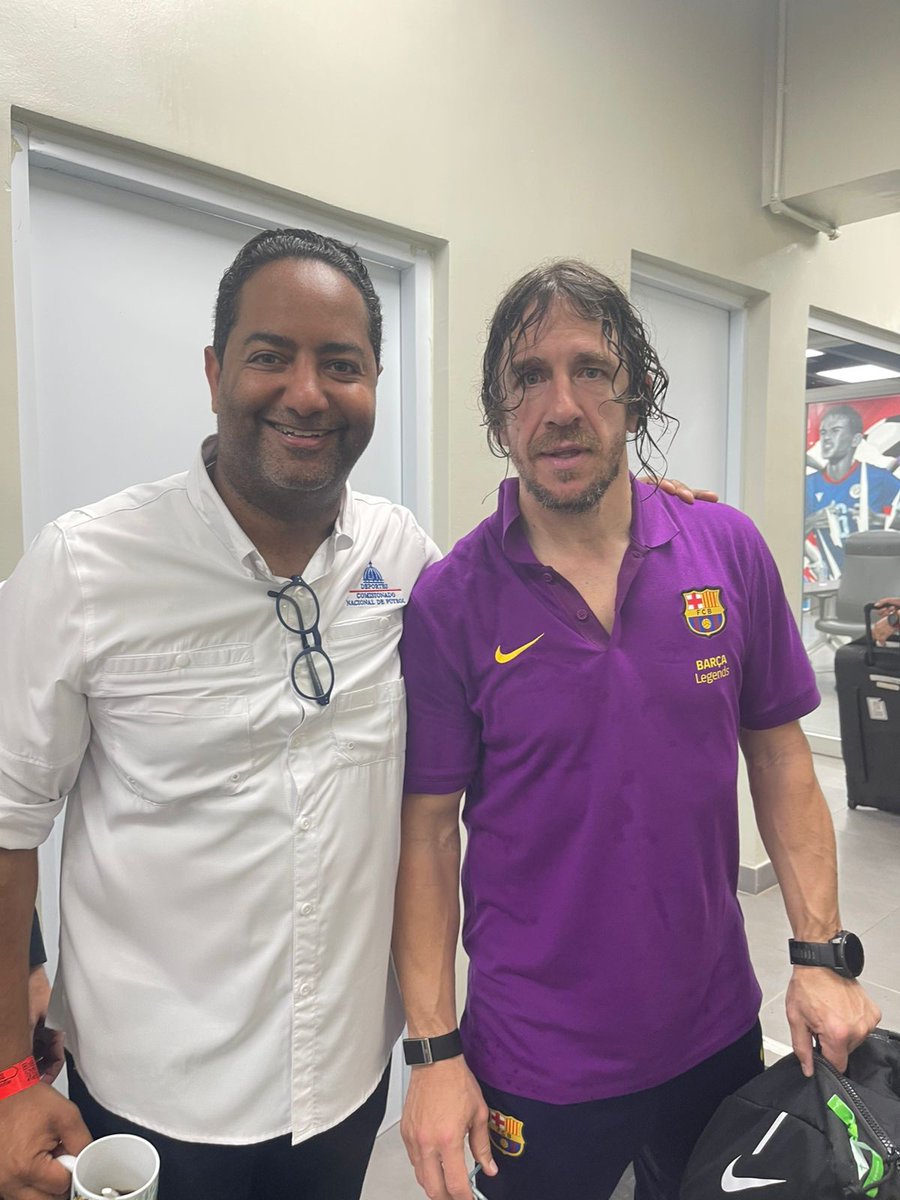 BennyMetz's tweet photo. Noche de Leyendas, 
Real Madrid Vs Barcelona FC

Durante 3 días recibimos a los jugadores emblemáticos de ambos equipos, donde jugaron, impartieron clínicas, firmaron autografos, compartieron con el público principalmente niños.

Nuestro país acogio a estas estrellas como suyos, donde miles se dieron cita al estadio. Un partido reñido que se disfrutó.

#EnRDSeViveElFútbol