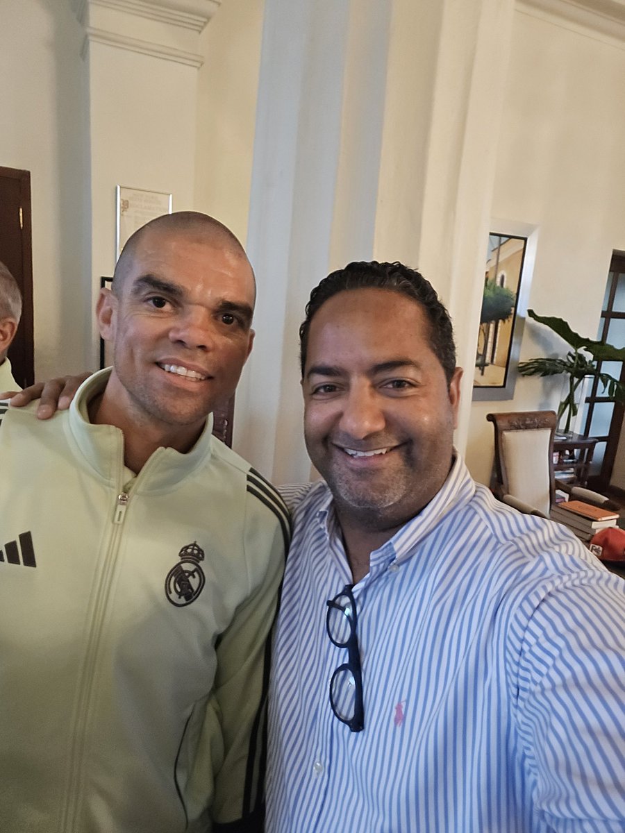 BennyMetz's tweet photo. Noche de Leyendas, 
Real Madrid Vs Barcelona FC

Durante 3 días recibimos a los jugadores emblemáticos de ambos equipos, donde jugaron, impartieron clínicas, firmaron autografos, compartieron con el público principalmente niños.

Nuestro país acogio a estas estrellas como suyos, donde miles se dieron cita al estadio. Un partido reñido que se disfrutó.

#EnRDSeViveElFútbol