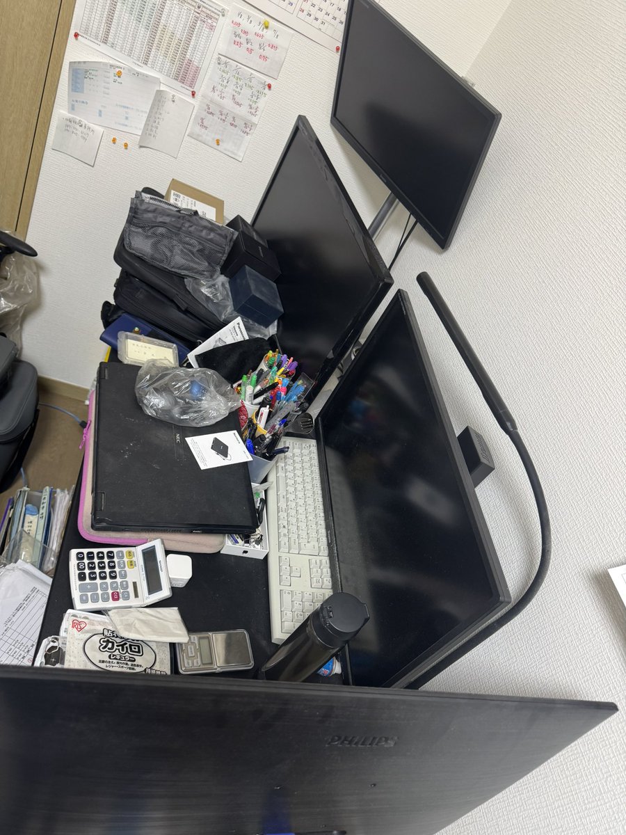 Gravity_apex's tweet photo. とりあえず、新品のモニター3つに中古4つにパソコン3台車に積む！乗るかな https://t.co/lwWhw3d3fI