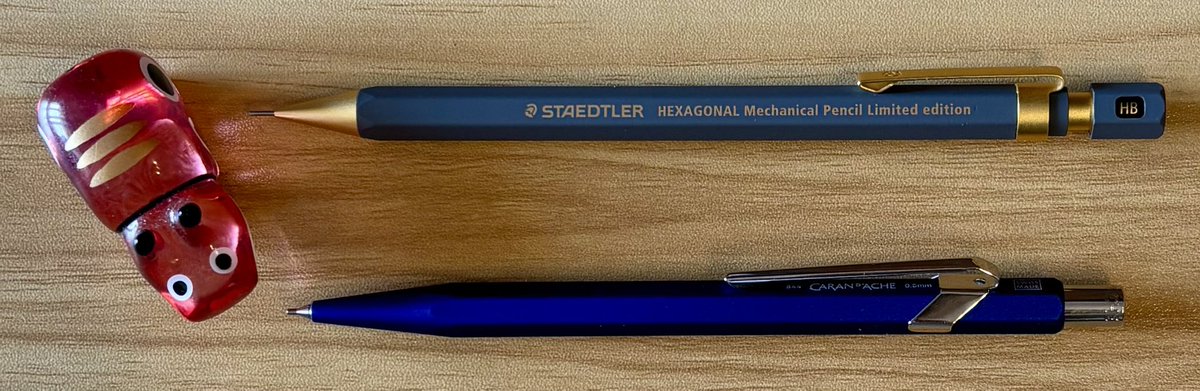 少し前ですが誕生日に親から貰ったプレゼント　持ってなかったヘキサゴナルバージョン1とカランダッシュのシャープペン　ありがたい😊