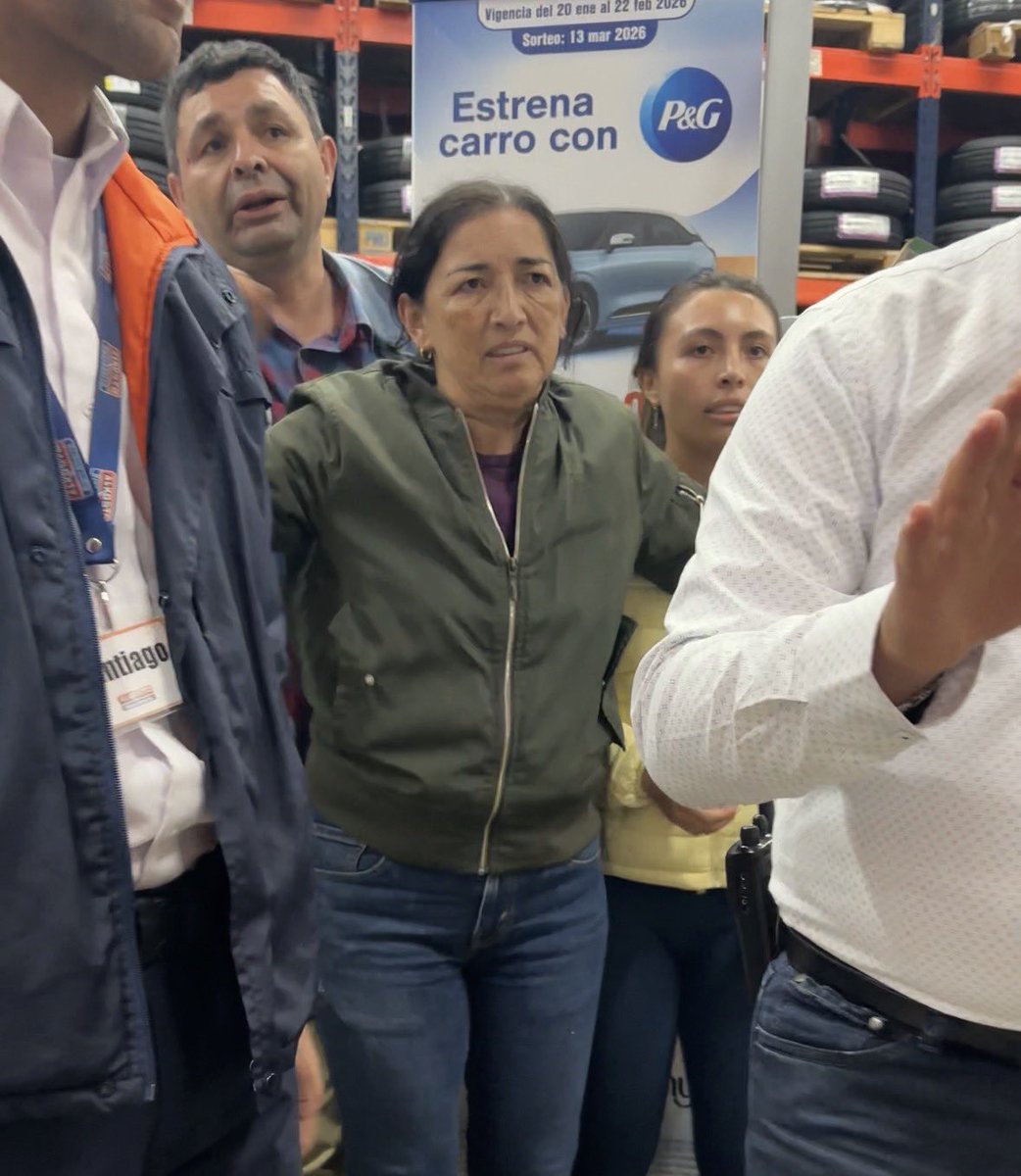 Juanita_Bog's tweet photo. Además de ser golpeada, la esposa del agresor sustrajo mis gafas y como se documenta en video, las guarda para ella, a la par que me tildaba de ratera . El silencio de @Alkosto y la revictimización de la policía, así como del sistema de salud ha sido de profundo dolor ¡JUSTICIA! https://t.co/MhEcKVrKPk