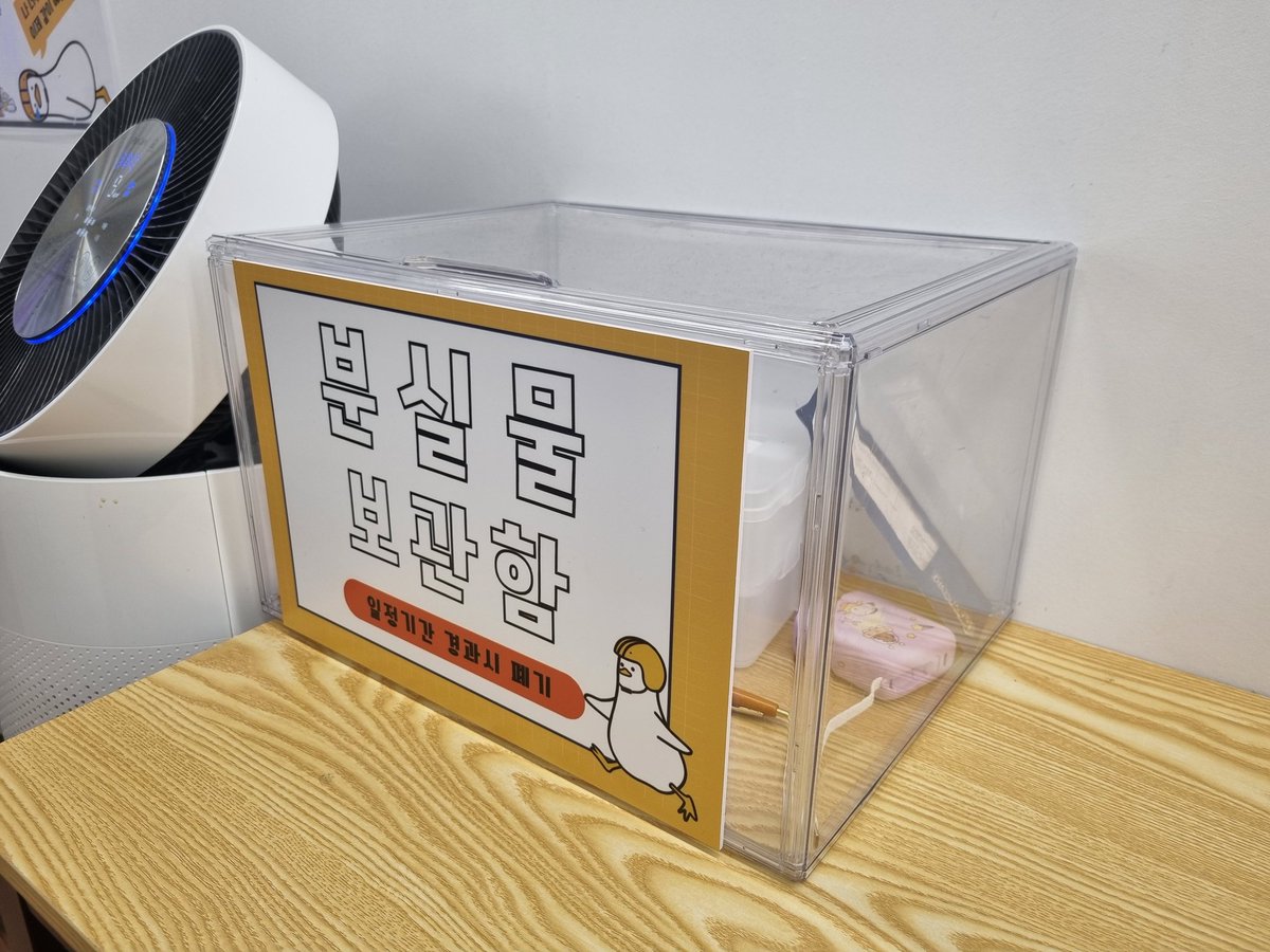 Shimda1230's tweet photo. 연뮤덕 사물함 제가 쓰는 사물함에서 주인을 알 수 없는 펜이 나와 분실물 보관함에 넣어두었습니다~ 주인 계시면 찾아가세요~! https://t.co/Bxly2Ceg4P