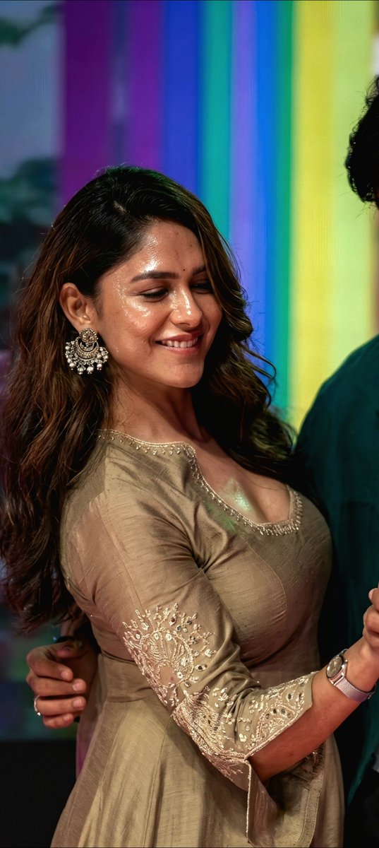 Slayer_sigma1's tweet photo. Mrunal thakur valuable assets https://t.co/AE0fwtVUpq