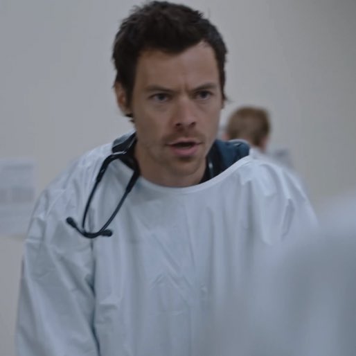 hsudcon's tweet photo. harry styles as a doctor is the hottest man in the world https://t.co/Us5Dj1OQxT