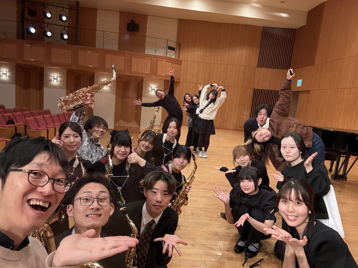 YSax220's tweet photo. 瀧彬友門下ミニリサイタル〜vol.8〜
今年も熱演が続くコンサートとなりました。
ここで披露する曲のレッスンは一切せずゲネプロも聴かないようにしたので、本番は1観客としても楽しめました🎶
みんな演奏以外の事もよく頑張った👏

卒業生達も元気そうで何より😊
打ち上げもしっかり盛り上がりました🍖 https://t.co/r9zUYvbsI6