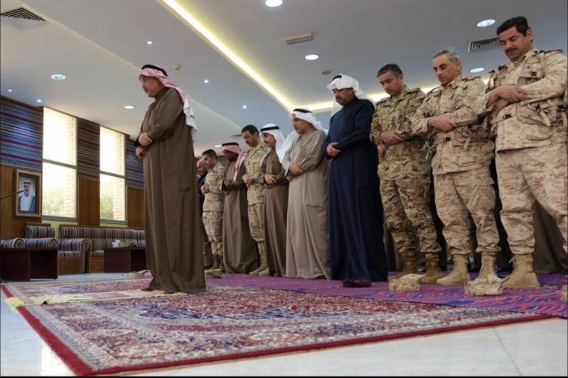 saqer_M_'s tweet photo. "قيادة تبدأ من محراب الصلاة... ولي عهد الكويت يؤم القيادات في مشهد يختصر المعنى الحقيقي للقدوة"

( نصر من الله وفتح قريب )

#صباح_السعد https://t.co/DHPSoN8gsw