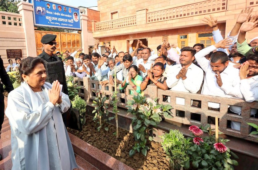 बहनजी की ये तस्वीर वायरल होने वाली है,

क्योंकि बहनजी को आपने अक्सर हाथ लहराते देखा होगा,कभी हाथ जोड़े मुश्किल ही देखा होगा,

परन्तु आज मान्यवर साहब को पुष्प अर्पित करने आई बहनजी को देखकर जब लोग भावुक हो गए,हाथ जोड़कर खड़े हो गए,

तब बहनजी ने भी हाथ जोड़कर उनका अभिवादन स्वीकारा..