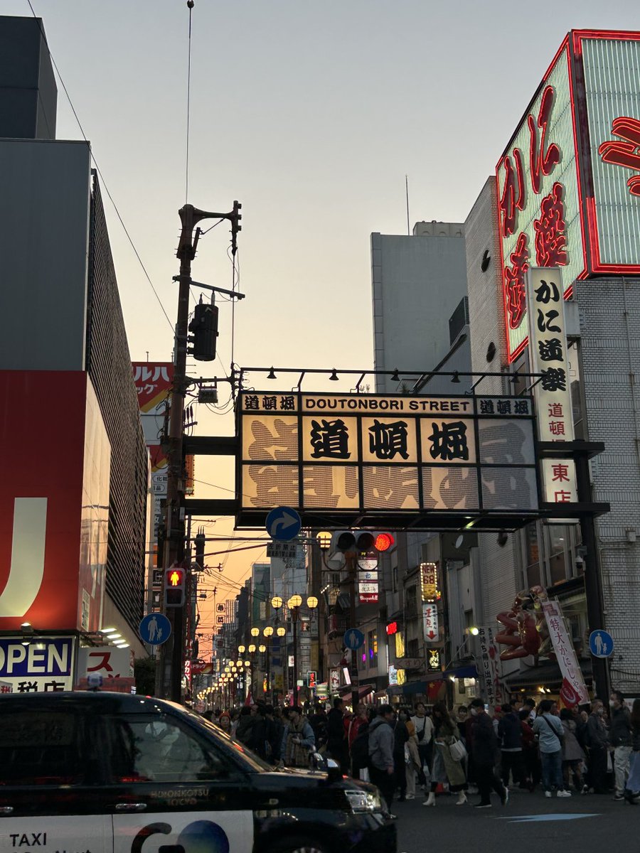 Stevexose's tweet photo. 大阪の道頓堀へ、夕暮れから夜までの賑やかな時間を楽しんだ🍤🌆 https://t.co/AjPxT1w9SF