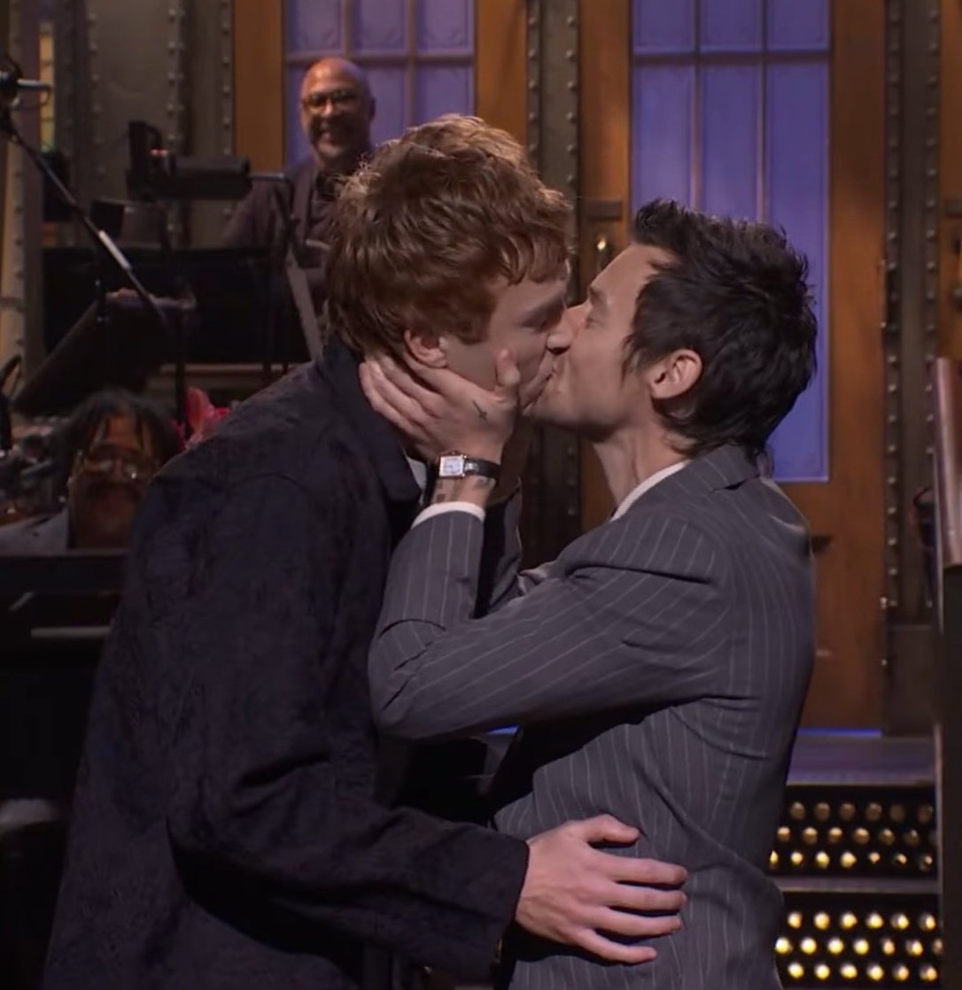 HSNewsItalia's tweet photo. #SNL | “Ecco, questo si che è QUEERBAITING!”

Harry manda una frecciatina baciando in diretta mondiale Ben Marshall durante il suo monologo. 🙂‍↕️ OH HARRY STYLES THE MAN YOU ARE. https://t.co/PegS9pYCnB