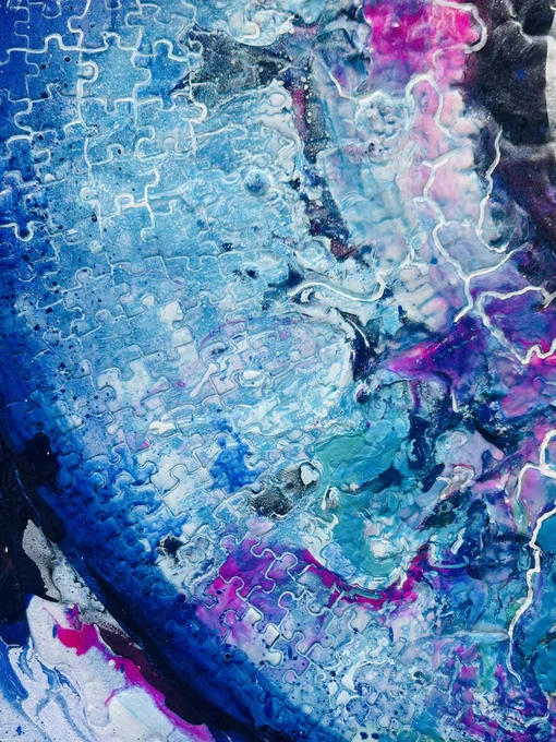 Art Fair Tokyo来たら、ブルロの潔世一君がいた! 山下良平さんの作品、目の前で見るとすごい迫力あって面白いし、目の中にパズルあるのもあるのも、作品らしさと独創性が一気に放出される。すごい…。