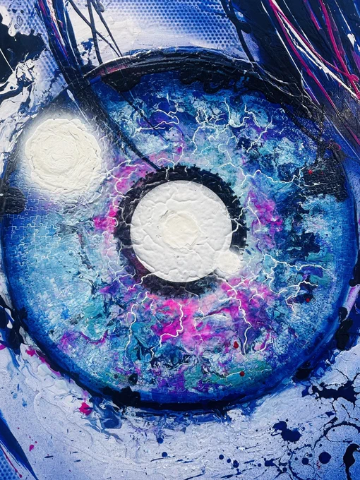 Art Fair Tokyo来たら、ブルロの潔世一君がいた! 山下良平さんの作品、目の前で見るとすごい迫力あって面白いし、目の中にパズルあるのもあるのも、作品らしさと独創性が一気に放出される。すごい…。
