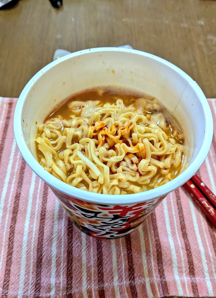 ３月１５日(日)
今日の昼食は
我が家では好きなカップ麺を
食べたい時に食べる😋スタイル
たまには良いよね😉
わたしは
先日セブンイレブンで
奇跡的に買えた
辛みそきんラーメン🍜
ボリュームがあり
ちょっと辛かったですが
🍚に合いそうで美味でした👍

夜はちゃんと
ミネストローネを作りますよ🍲