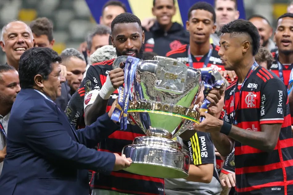 CRFstats's tweet photo. Agora imagina o 1º troféu da história do seu estádio ser levantado por outro time 

😅 https://t.co/mFGuOaiZJj